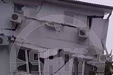 Трехэтажный дом обрушился в Сочи из-за шторма и попал на видео