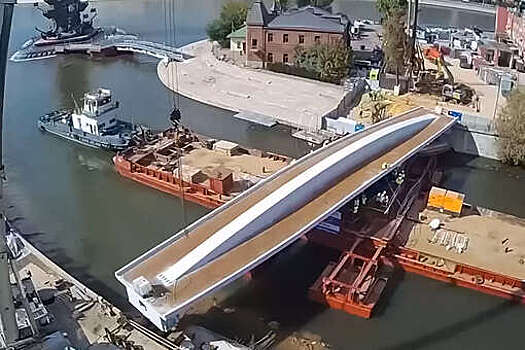 Собянин: установка моста между островом Балчуг и Парком Горького завершена