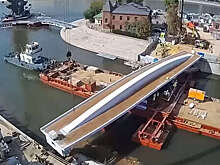 Собянин: установка моста между островом Балчуг и Парком Горького завершена