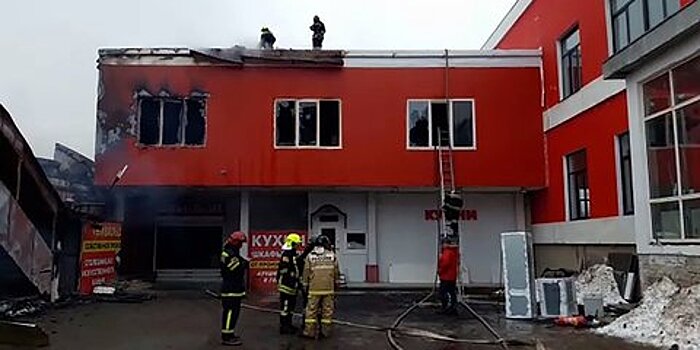 Пожар площадью 800 кв. м произошел на складе в Щелково