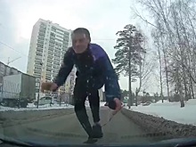 Неадекватный мужчина, кидавшийся на машины на Сортировке, попал на запись регистратора