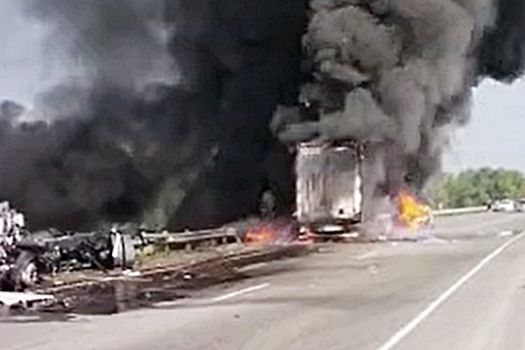 В Красноярске рядом с мостом через Енисей после ДТП произошел пожар