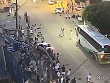 Пьяный водитель въехал в толпу людей, отмечавших Новый год. Видео