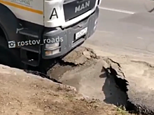 Грузовик провалился под асфальт на проспекте Ленина в Ростове