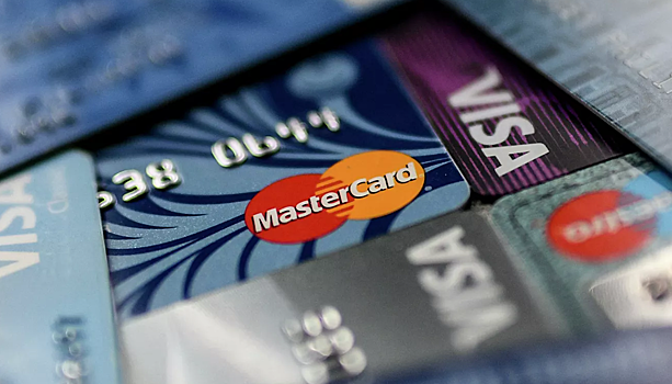 Попавшие под санкции банки не смогут выпускать карты Visa и Mastercard
