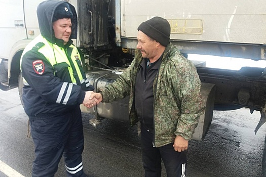 Тюменские водители сообща помогли дальнобойщику, застрявшему в снегу