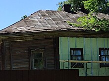 Капремонт по-вятски. В Орлове третий год маскируют фасады разваливающихся деревянных домов