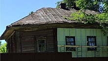 Капремонт по-вятски. В Орлове третий год маскируют фасады разваливающихся деревянных домов