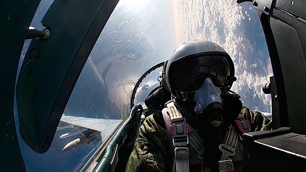 Истребитель Су-35С сопроводил бомбардировщики в небе на Купянском направлении