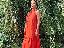 Седокова в ярком топе оголила грудь