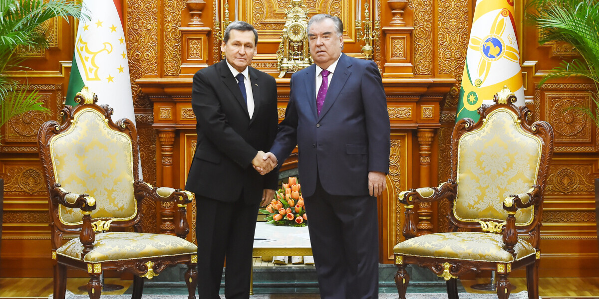 Президент Таджикистана и глава МИД Туркменистана обсудили транспорт и промышленность