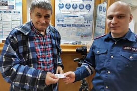 В Красноярском крае 83-летнему инспектору ДПС вручили юбилейные права