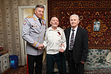 Глава челябинской полиции посетил ветеранов войны