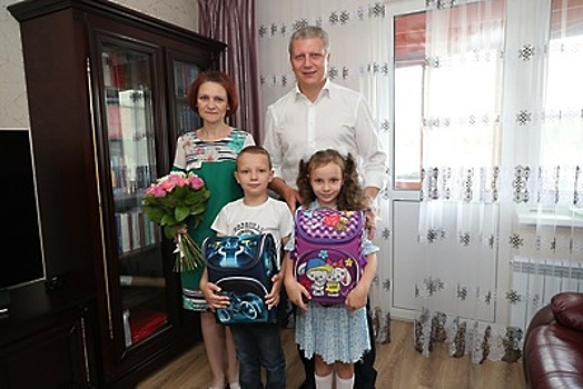 Глава Одинцовского округа вручил подарочные наборы двум первоклассникам из Трехгорки