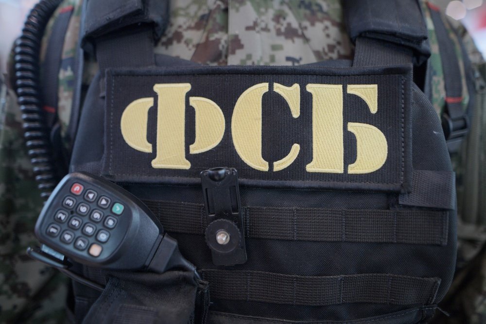 Подростки-экстремисты в Волгограде сожгли копию Знамени Победы