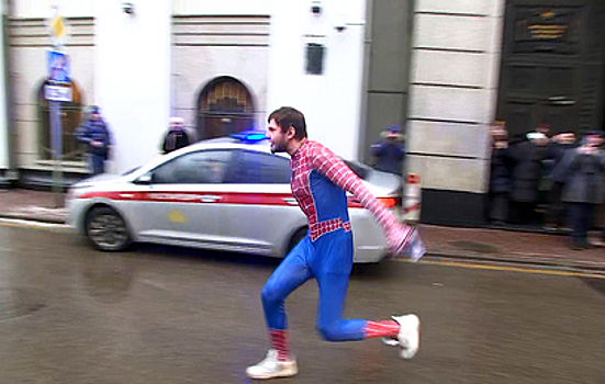 На заседание суда по делу Долиной явился Человек-паук: бег по улице, размахивал руками