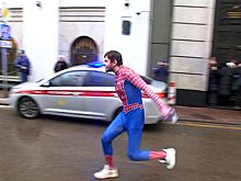 На заседание суда по делу Долиной явился Человек-паук: бег по улице, размахивал руками