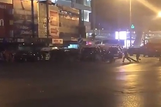 Полиция Таиланда штурмует захваченный стрелком ТЦ