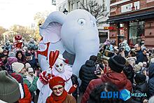 Слона водили в центре Ростова: фоторепортаж предновогоднего шествия уличного театра