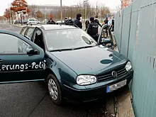 Автомобиль врезался в ворота канцелярии Меркель