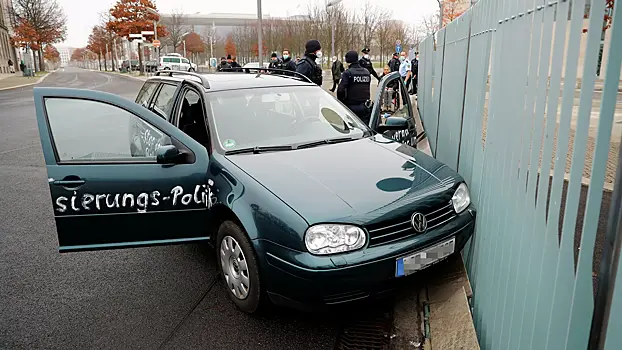 Автомобиль врезался в ворота канцелярии Меркель