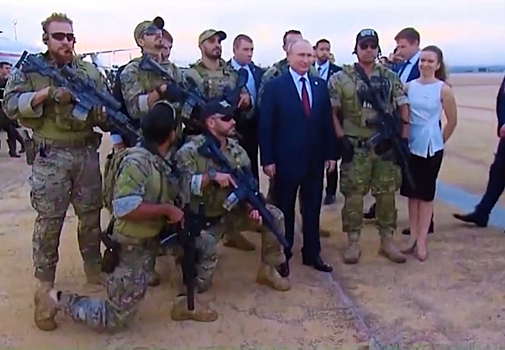 Появилось фото Путина в окружении спецназа
