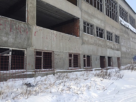 В Ноябрьске закрыли доступ на опасную для детей заброшенную стройку. ФОТО