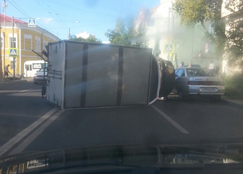 В центре Самары «Газель» рухнула на бок после ДТП с такси и Hyundai