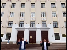 Тюменцы привезли ванну с вонючей водой к зданию областной думы
