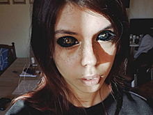 Модель решила окрасить белки глаз и ослепла