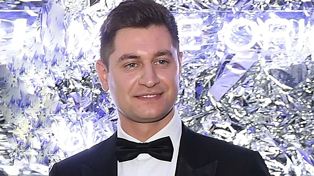 В постели Манукяна заметили брюнетку