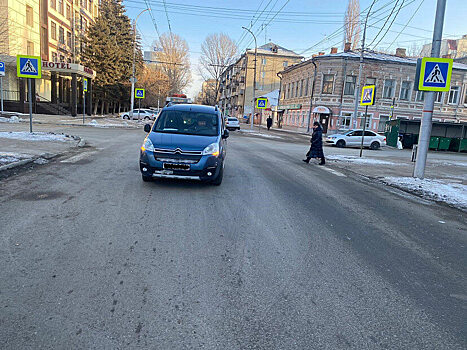 Минивэн сбил женщину на переходе у гостиницы «Богемия» в Саратове