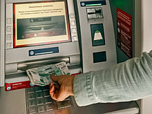 Снятие денег с чужой карты: удобство клиентам или лазейка мошенникам?