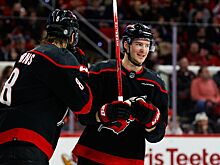 Шайба Свечникова помогла «Каролине» обыграть «Виннипег» в НХЛ