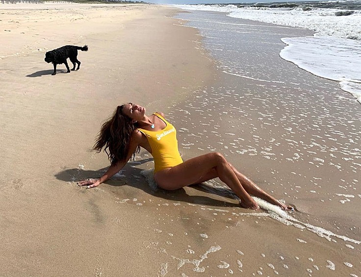 В одном из последних интервью она призвала женщин после 50 лет поверить в свою красоту. 