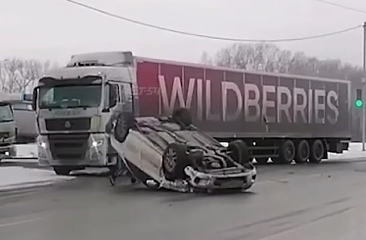 Авария в Новосибирске: Subaru на крыше, рядом – фура Wildberries