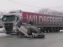 Авария в Новосибирске: Subaru на крыше, рядом – фура Wildberries