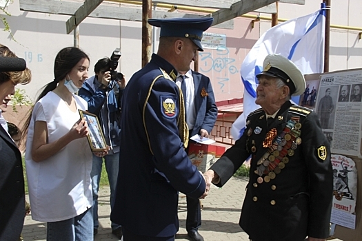 Гвардейцы-десантники из Камышина поздравили ветеранов с Днем Победы