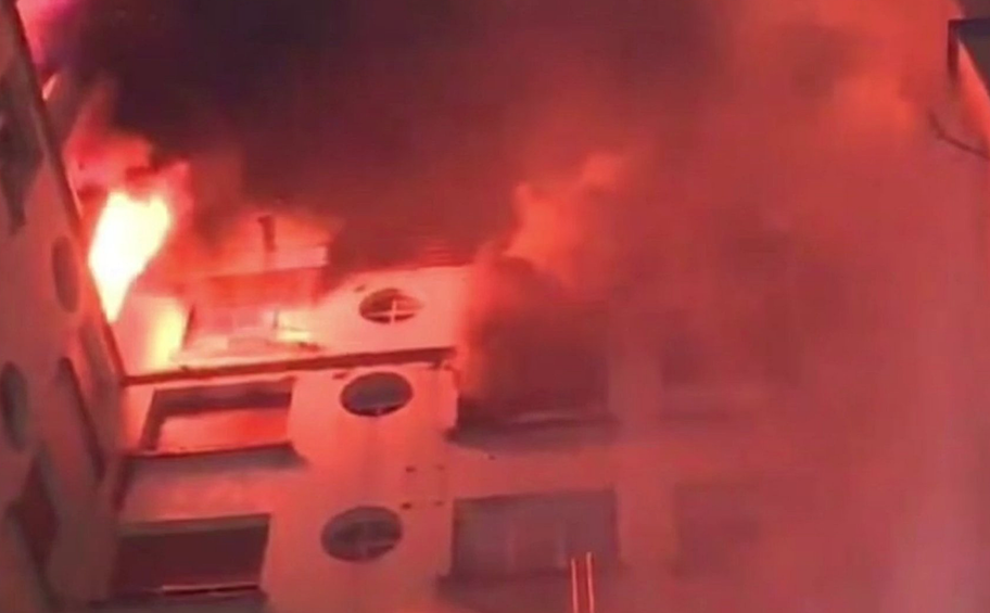 По данным прокуратуры, причиной возгорания стали «преступные действия». Полиция уже арестовала 40-летнюю женщину, которая проживала в здании