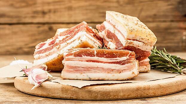 Официанта уволили из ресторана в Москве за принесенное мусульманам сало