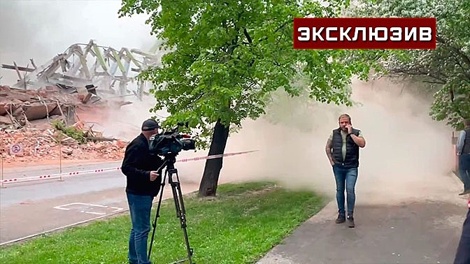 Стена пыли: кадры с места обрушения фабрики «Вымпел» в Москве