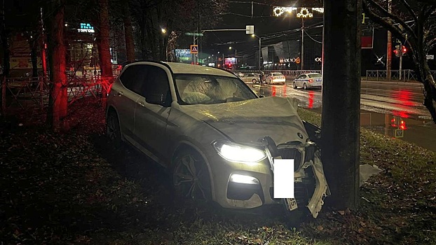 В Вологде «мазда» врезалась в БМВ на встречной, и «немца» отбросило в столб