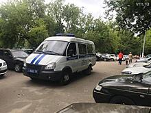 Водитель полицейского «Соболя» на остановке в Ростокино снес зеркало рейсового автобуса и скрылся