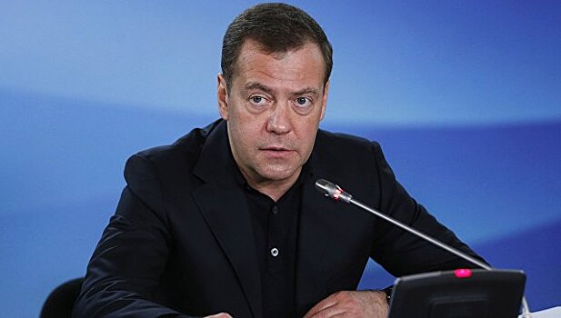 Медведев провел переговоры с и.о. премьера Армении