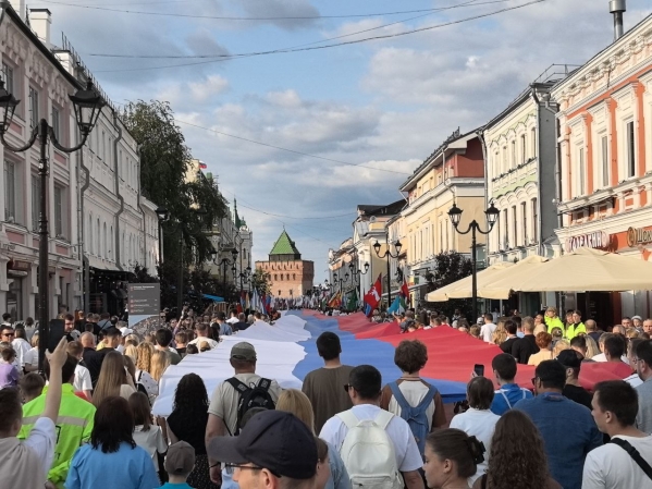 Тысячи нижегородцев прошли с гигантским флагом по Большой Покровской