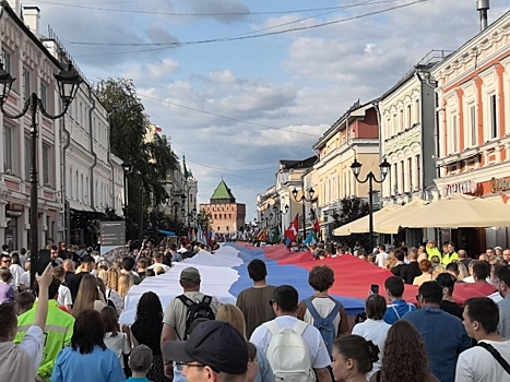 Тысячи нижегородцев прошли с гигантским флагом по Большой Покровской