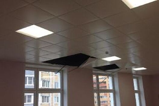 В новой владимирской школе №49 с потолка обрушилась плитка