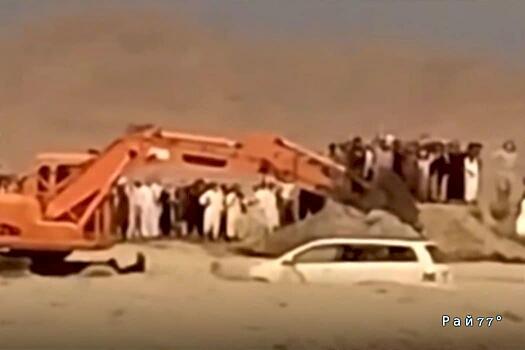 Экскаваторщик спас семью застрявшую в смытом наводнением автомобиле