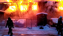 Огромные языки пламени: в Якутске загорелся жилой дом