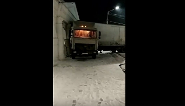 Огромная фура протаранила торговые ряды в Галиче